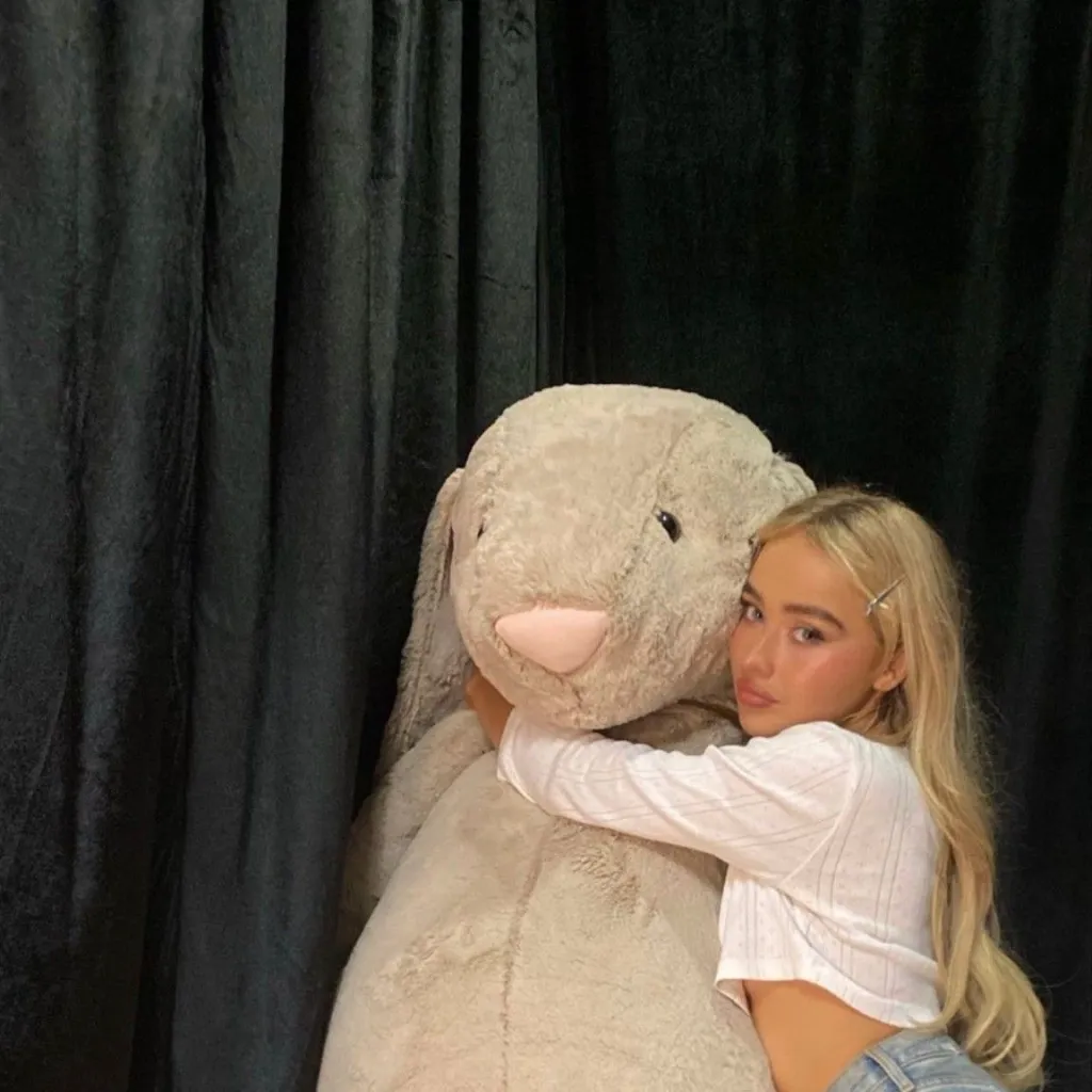 chat with ai character: Sabrina 