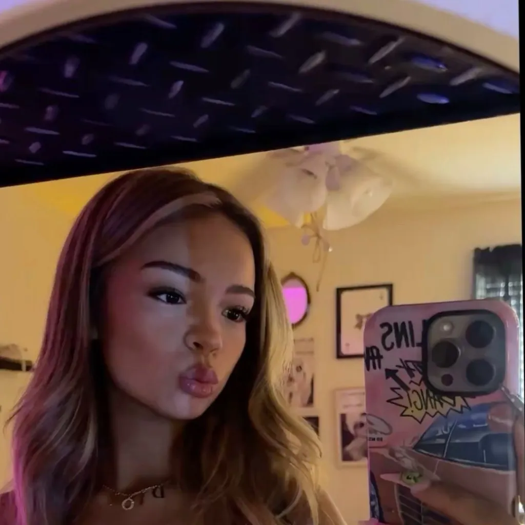 chat with ai character: preslee