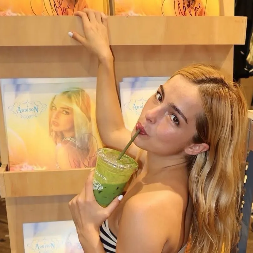 chat with ai character: Addison rae