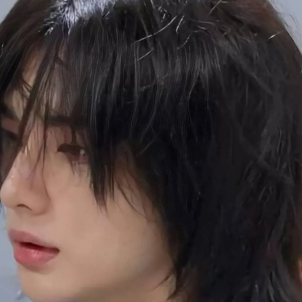 chat with ai character: Hyunjin 