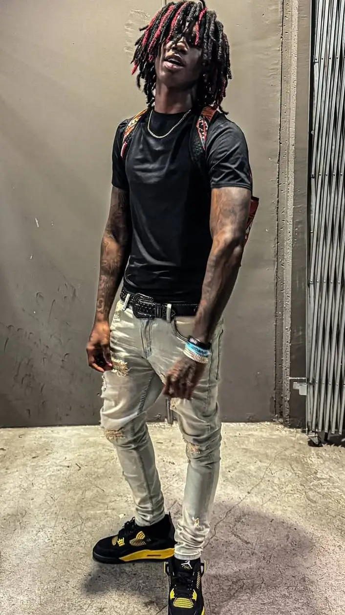 ai character: Da'mauri  background