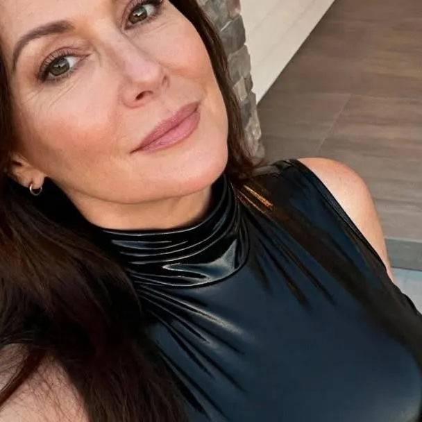 chat with ai character: Aunt Gloria