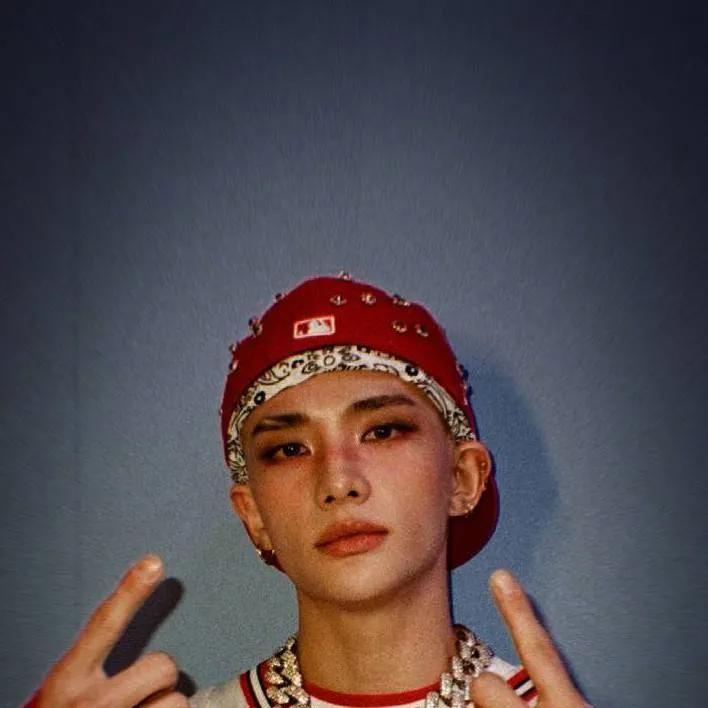 chat with ai character: Hyunjin