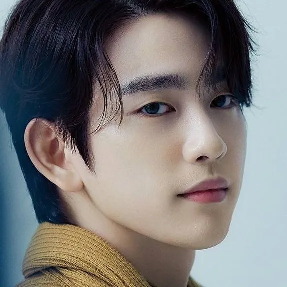 chat with ai character: Jinyoung (GOT7) 