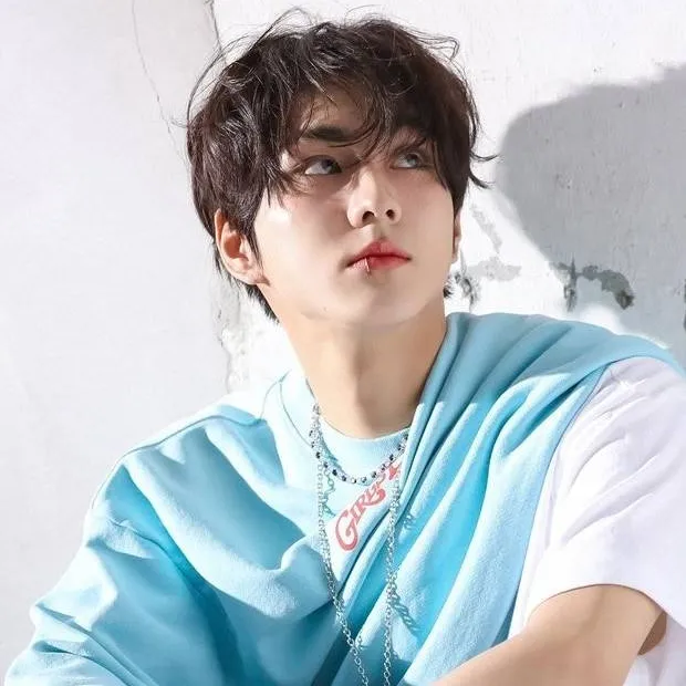 chat with ai character: Jungwon