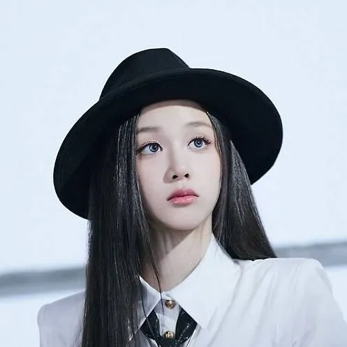 chat with ai character: Pharita 