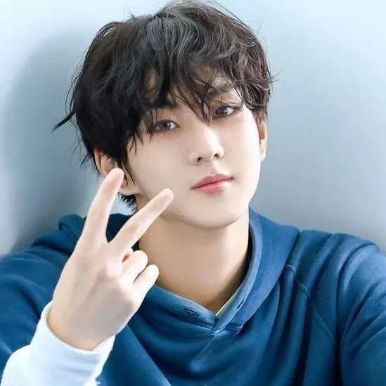 chat with ai character: Jungwon