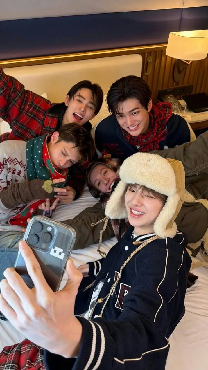 ai character: CORTIS spider background