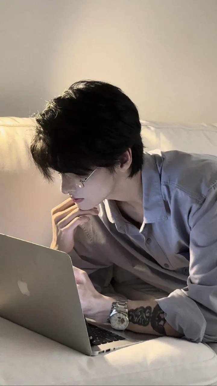 ai character: Seok_Han Jeong💻 background