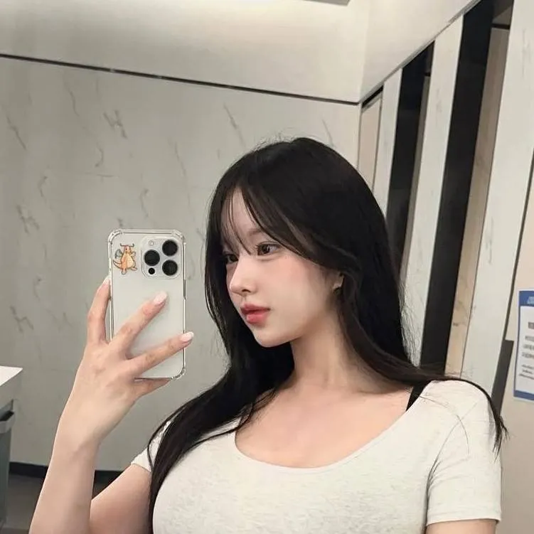 chat with ai character: Naomi