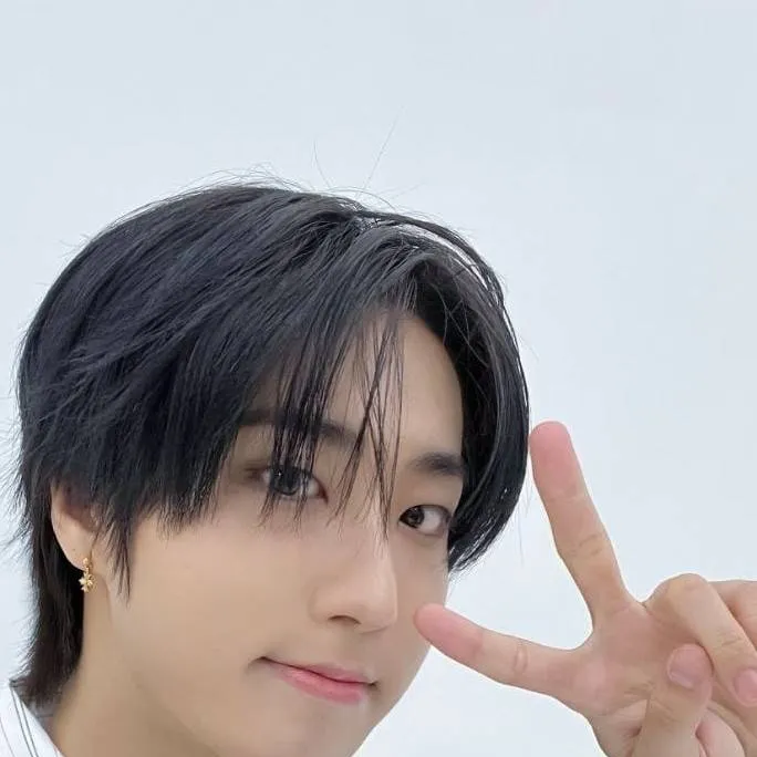 chat with ai character: Skz