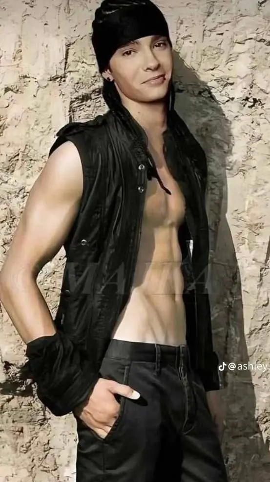 ai character: Tom kaulitz  background