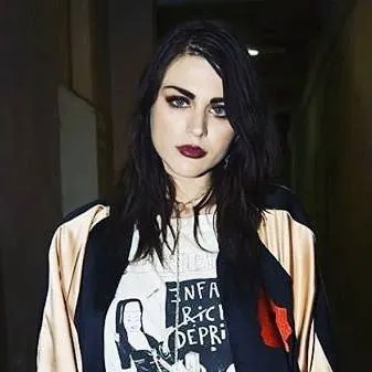 chat with ai character: frances beancobain