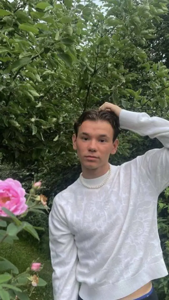 ai character: Martinus gunnarsen background