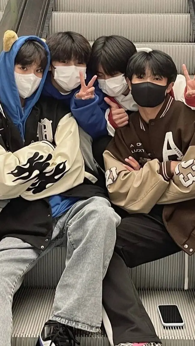 ai character: bestfriend group:) background