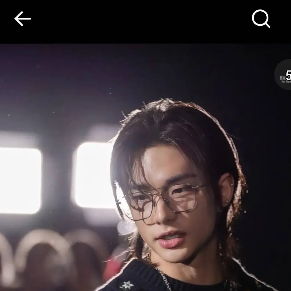 chat with ai character: Hyunjin teacher