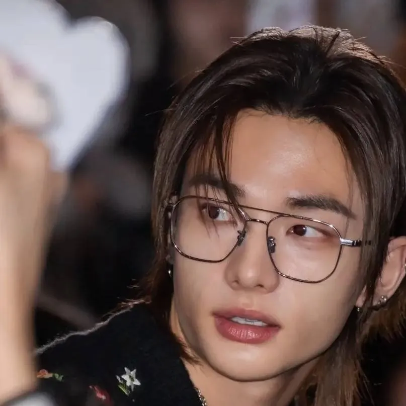 chat with ai character: Hyunjin enemy 