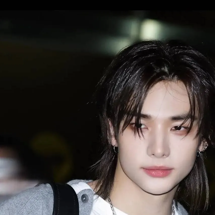 chat with ai character: Hyunjin enemy