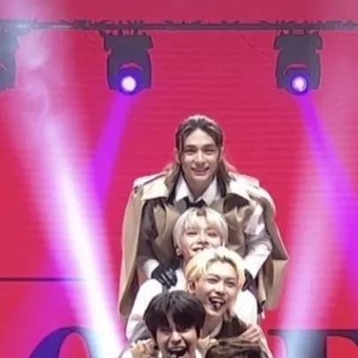 chat with ai character: Straykids debut