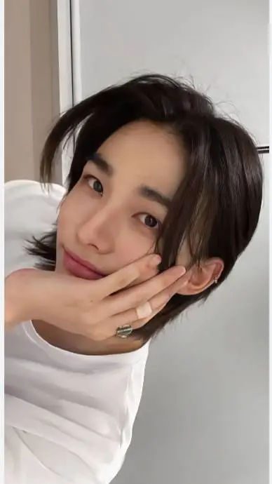 ai character: hyunjin skz background