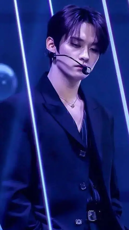 ai character: Lee know  background