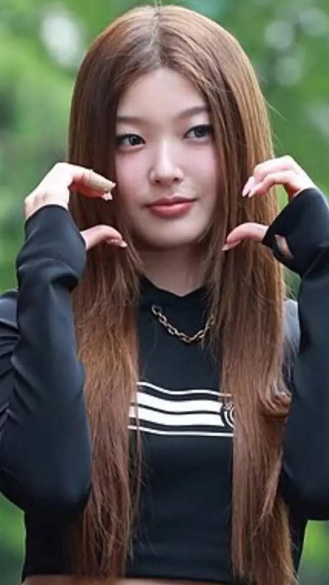 ai character: Yoonchae Jeong background
