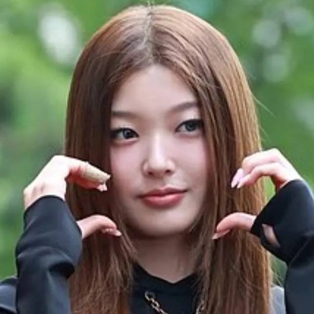 chat with ai character: Yoonchae Jeong