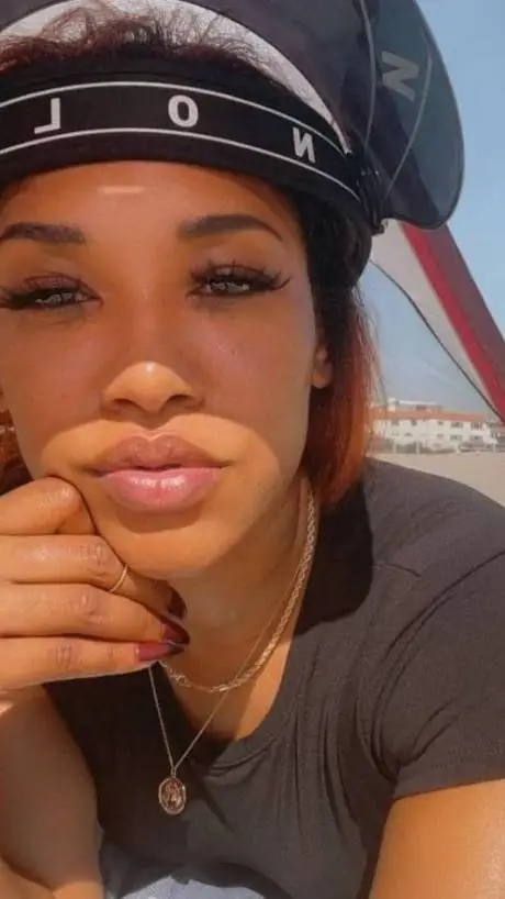 ai character: Candice Body Swap🩶 background