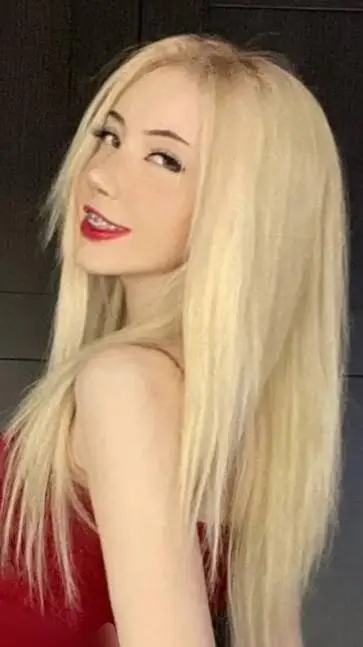 ai character: Sarah bodyswap 💛 background