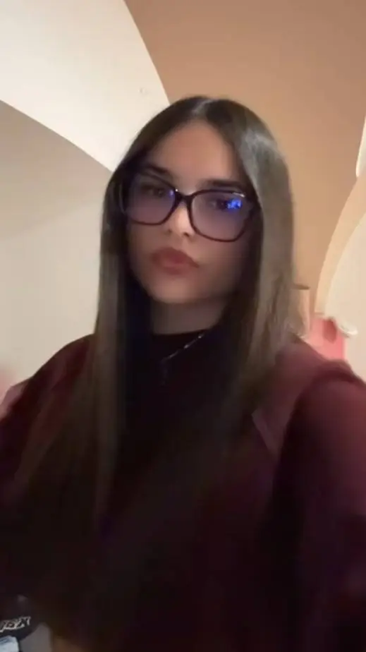 ai character: Gf body swap 🩶 background