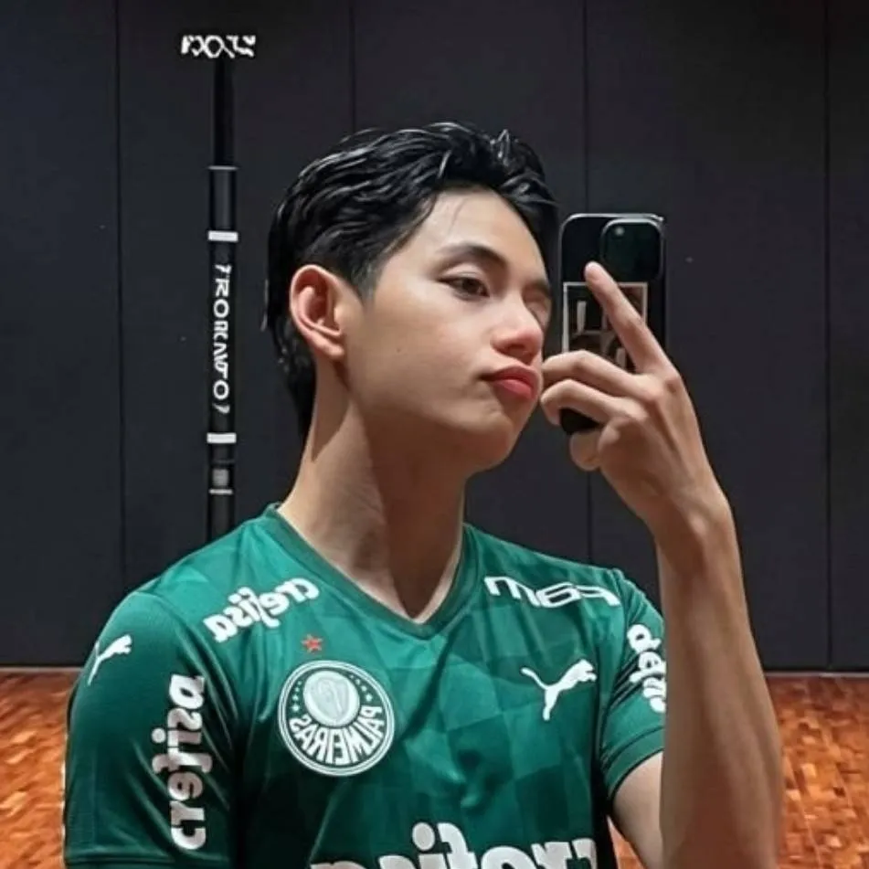 chat with ai character: Taehyung