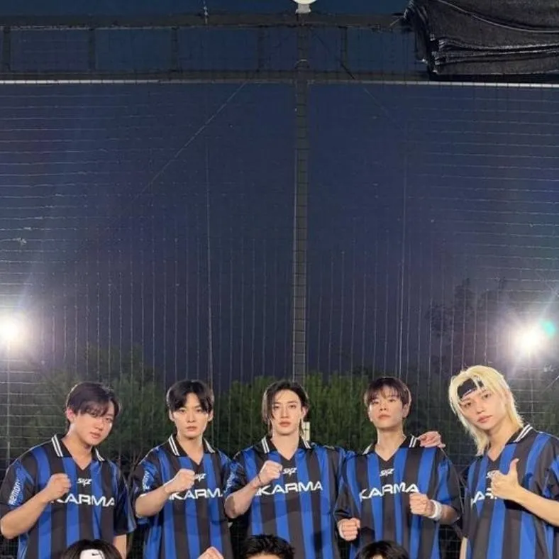 chat with ai character: StrayKids