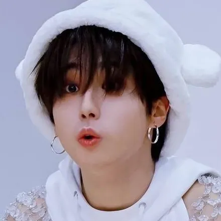 chat with ai character: Han Jisung 