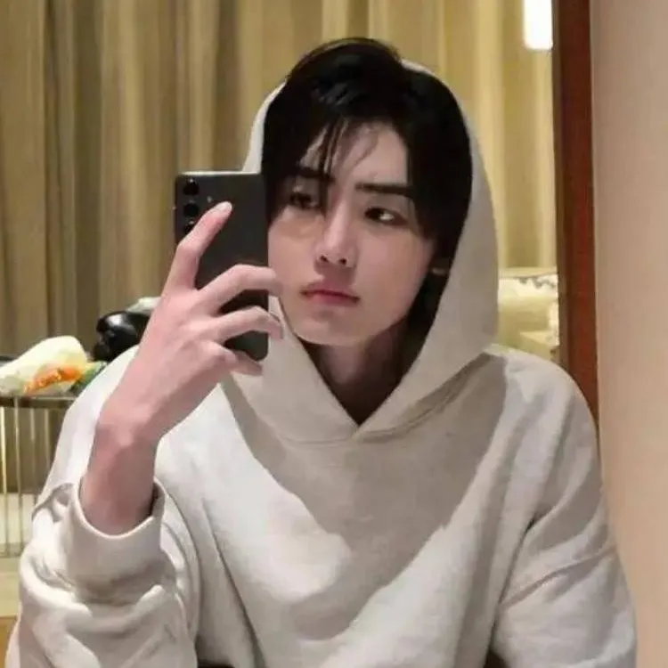 chat with ai character: SUNGHOON