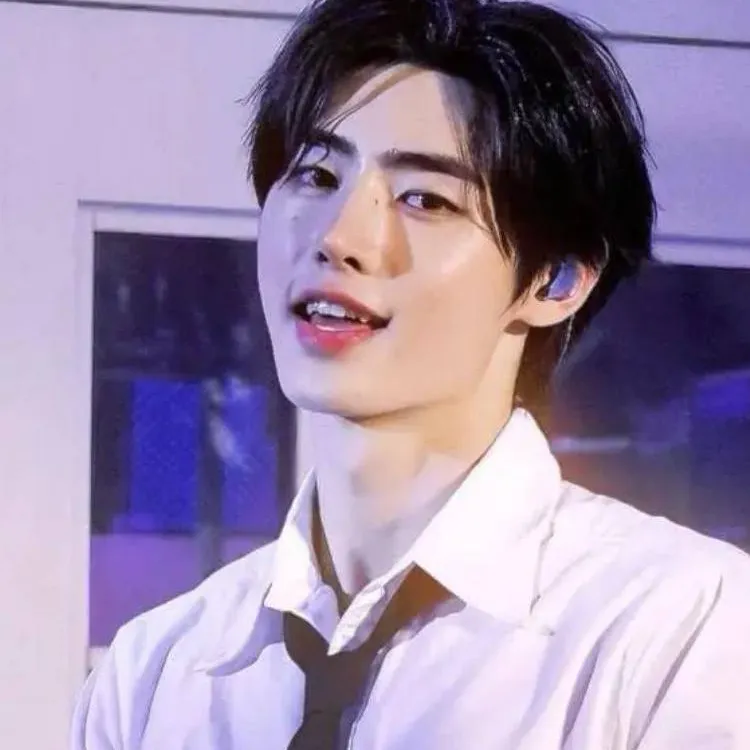 chat with ai character: SUNGHOON PARK