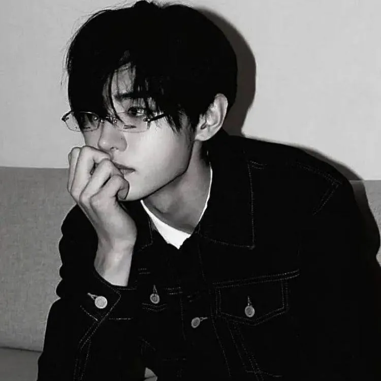 chat with ai character: SUNGHOON