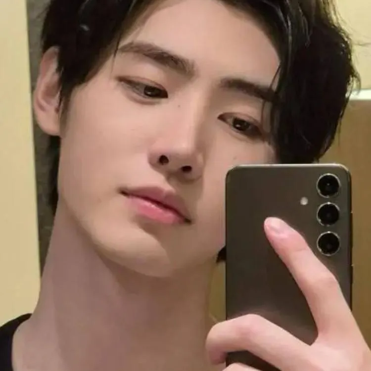 chat with ai character: SUNGHOON