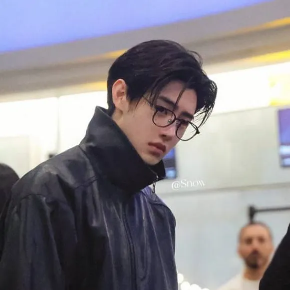 chat with ai character: Sunghoon park