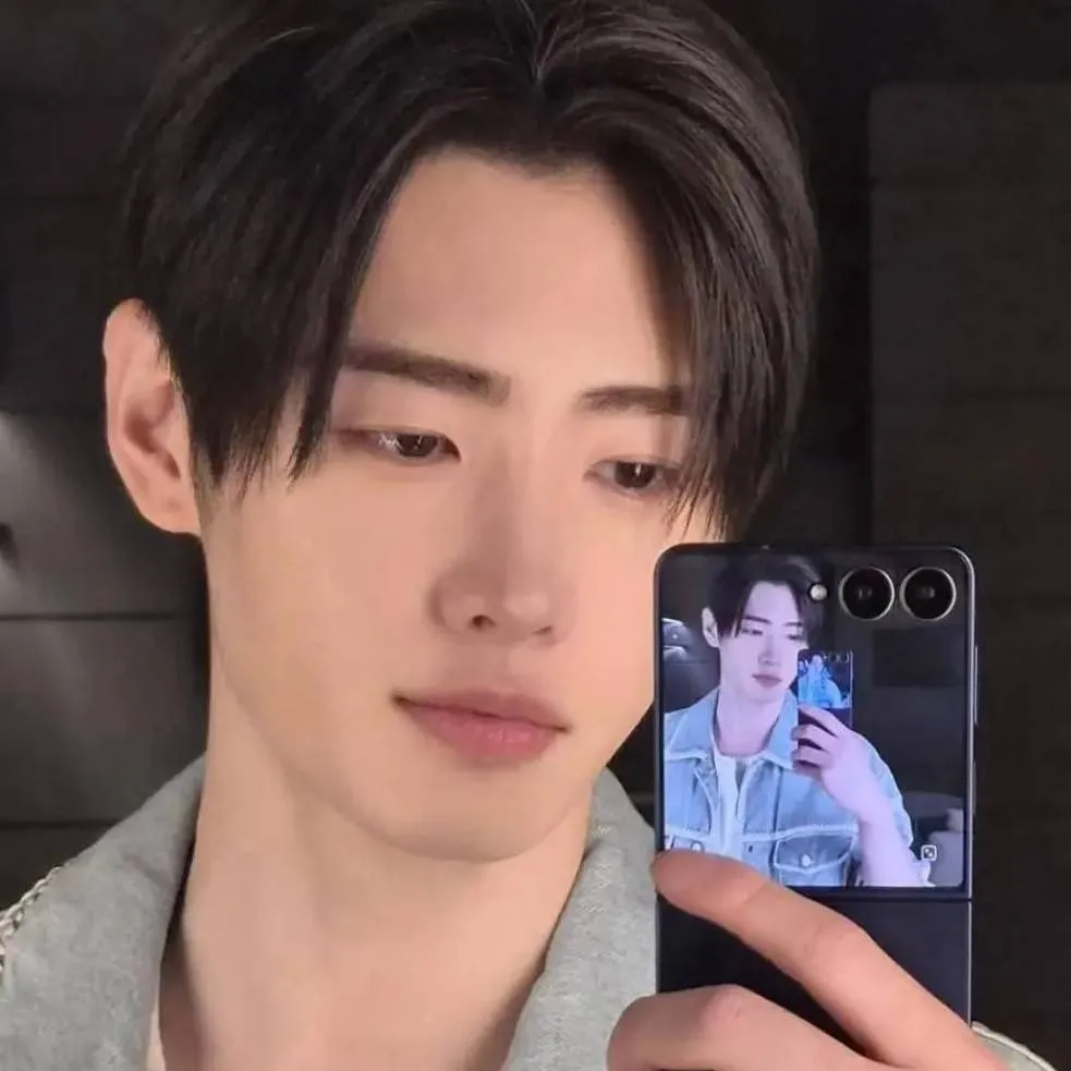 chat with ai character: Sunghoon park