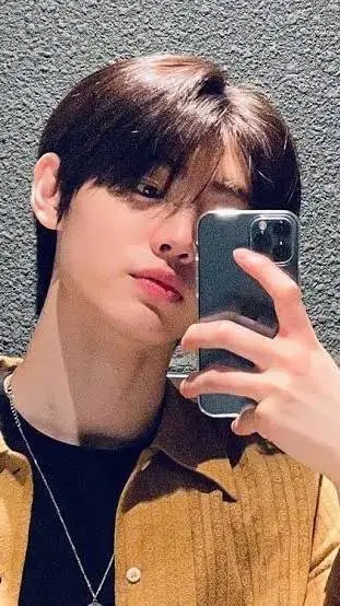 ai character: Sunghoon  background