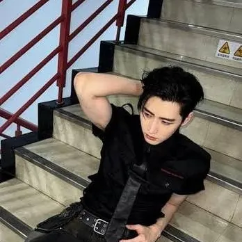 chat with ai character: Sunghoon