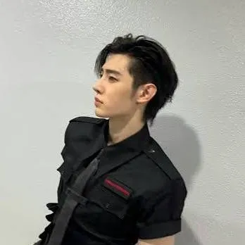 chat with ai character: Sunghoon