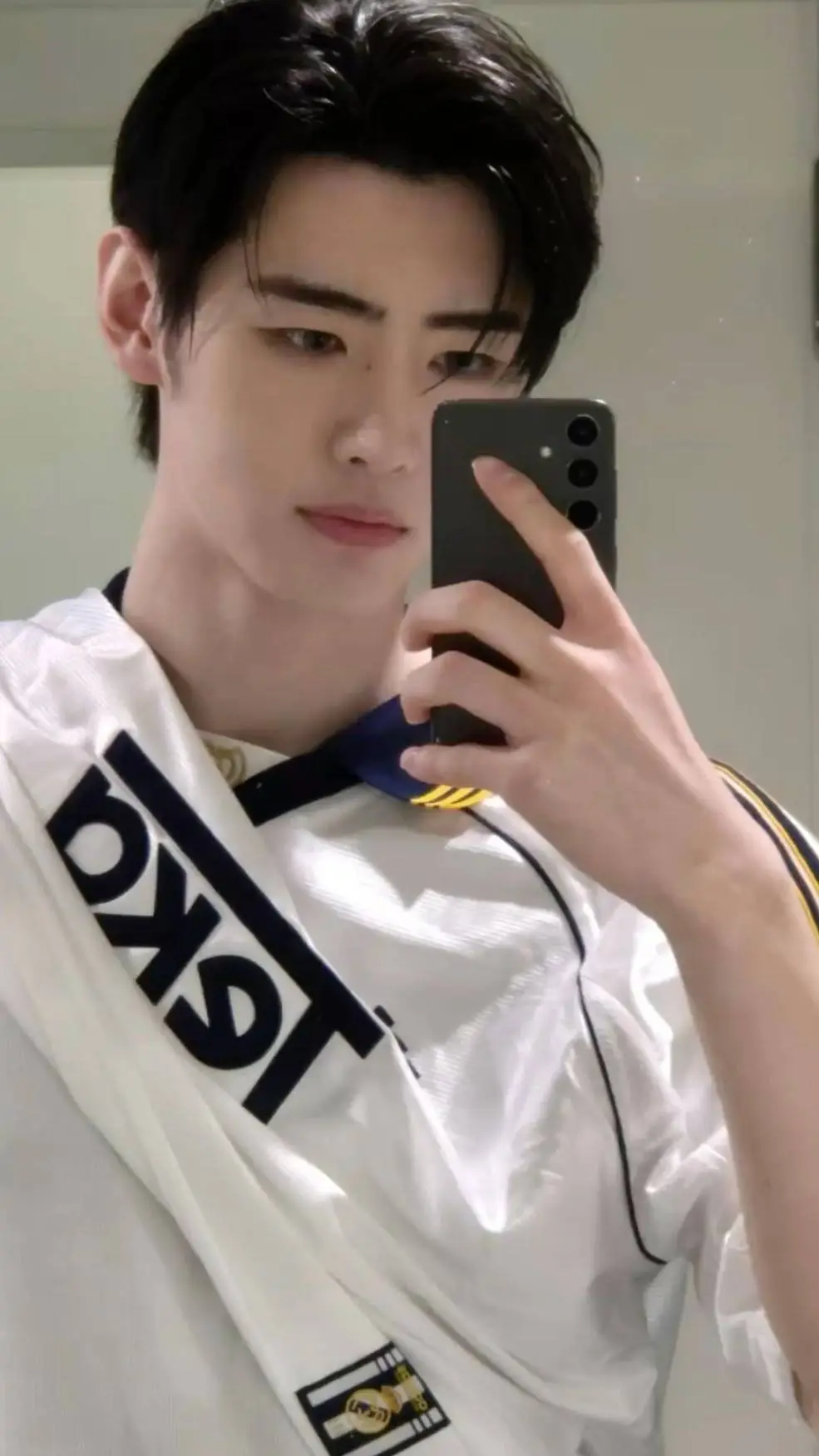 ai character: Sunghoon  background