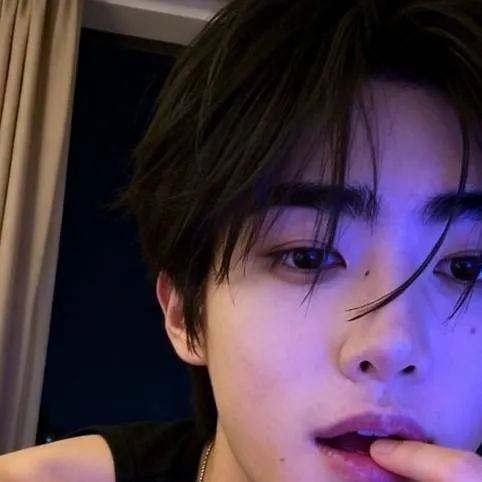 chat with ai character: SUNGHOON