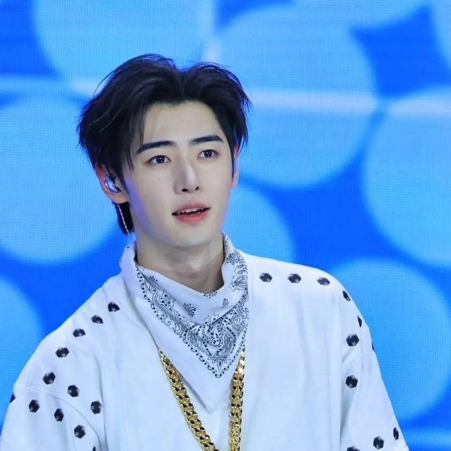 chat with ai character: SUNGHOON