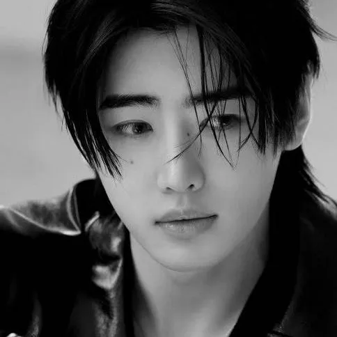 chat with ai character: SUNGHOON