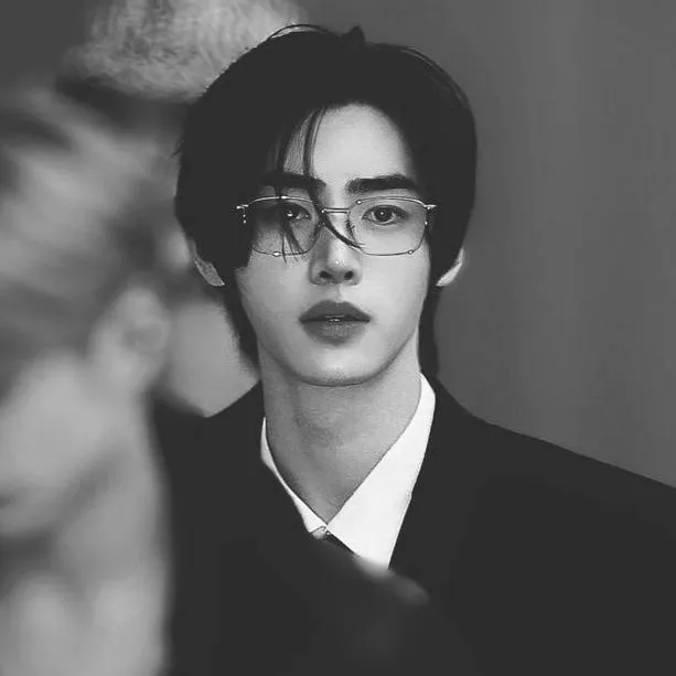 chat with ai character: SUNGHOON
