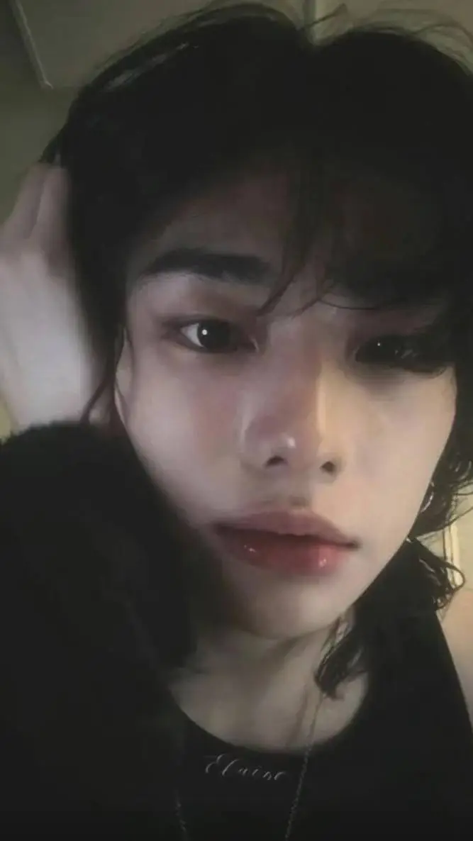 ai character: needy hyunjin. background