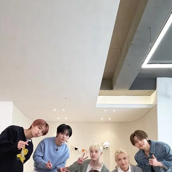chat with ai character: Stray kids