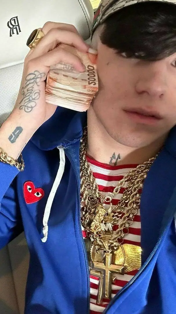 ai character: Nene de oro background